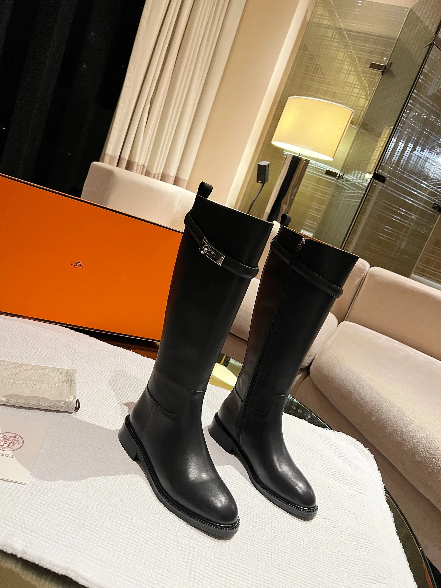 💕💕Factory direct selling price p840💕💕. Top version original purchase 3D three-dimensional last leg craft boot shaft three-dimensional non-deformation H home 2025 autumn and winter new style HERMES classic long boots, naturally have unique craftsmanship and quality. The leather of these boots is all imported and customized, and the inner material is also imported customized cowhide. They are easy to wear, comfortable and look good with everything. They are a must-have for autumn and winter, and the style lasts forever. These knight boots will never go out of style no matter how you wear them. Upper: Imported original calfskin Lining: Imported cowhide lining Size: Female 35-39 (40 41 non-returnable and non-exchangeable)